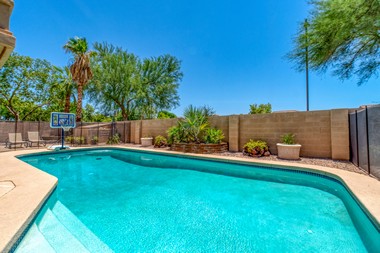 Expert Arcadia pool service in AZ near 85018